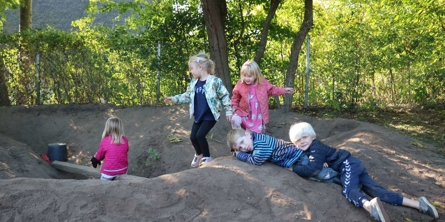 Børn i leg i bakket terræn