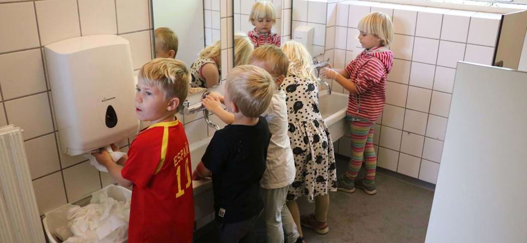 Børn vasker hænder