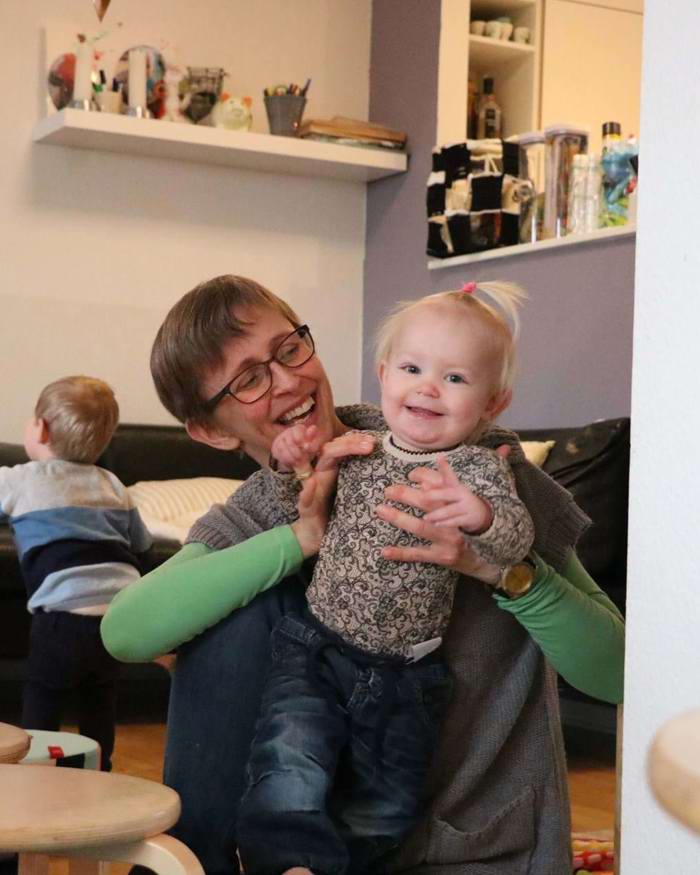 Glad pige og dagplejer