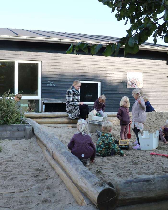 Legende børn i sandkasse