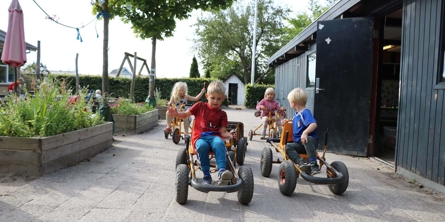 Fire børn kører mooncars og cykel