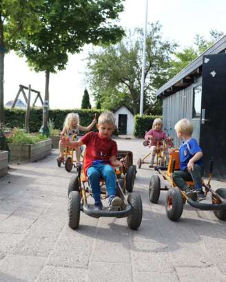 Fire børn kører mooncars og cykel