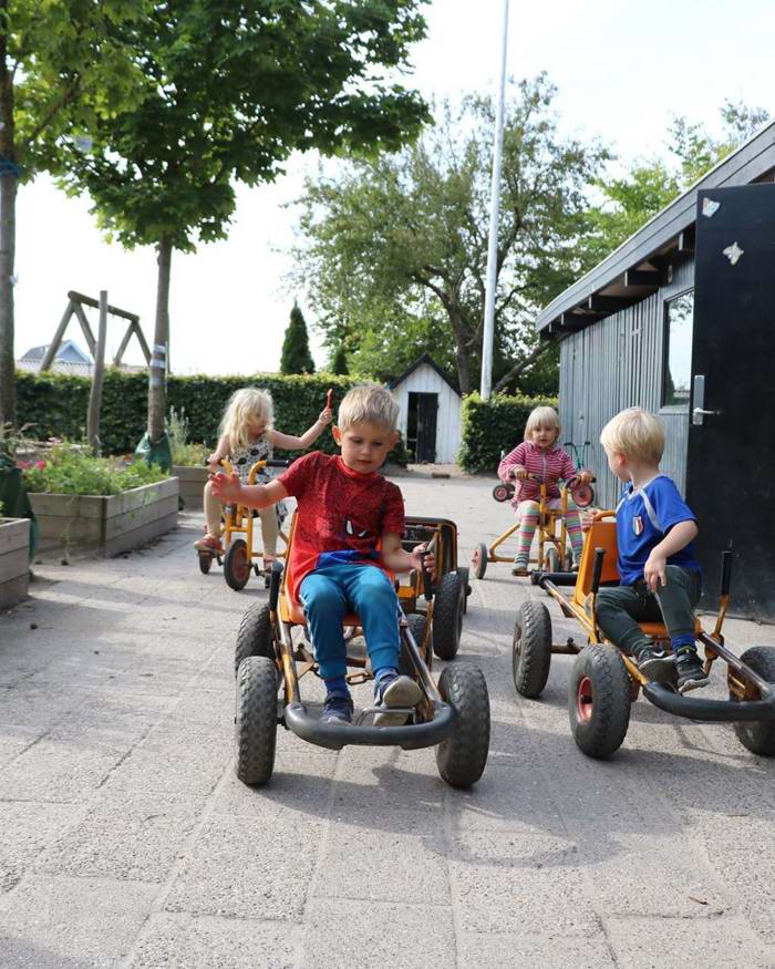 Fire børn kører mooncars og cykel