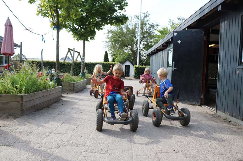 Fire børn kører mooncars og cykel