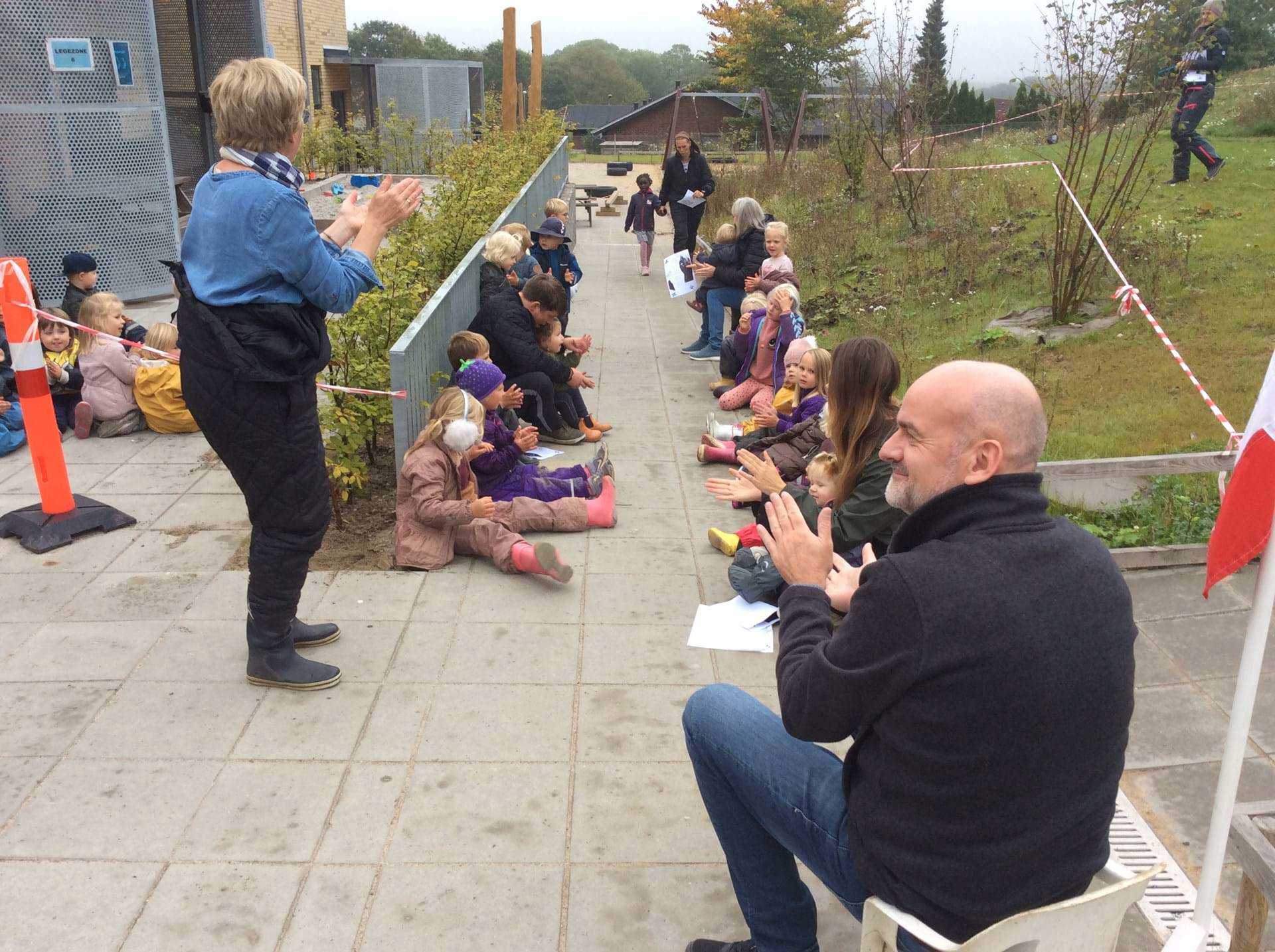 Børn og voksne byder velkommen til nyt barn