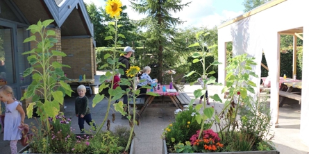 Blomsterkummer og børn i baggrunden