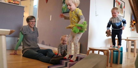 Pige hopper fra motorikbane