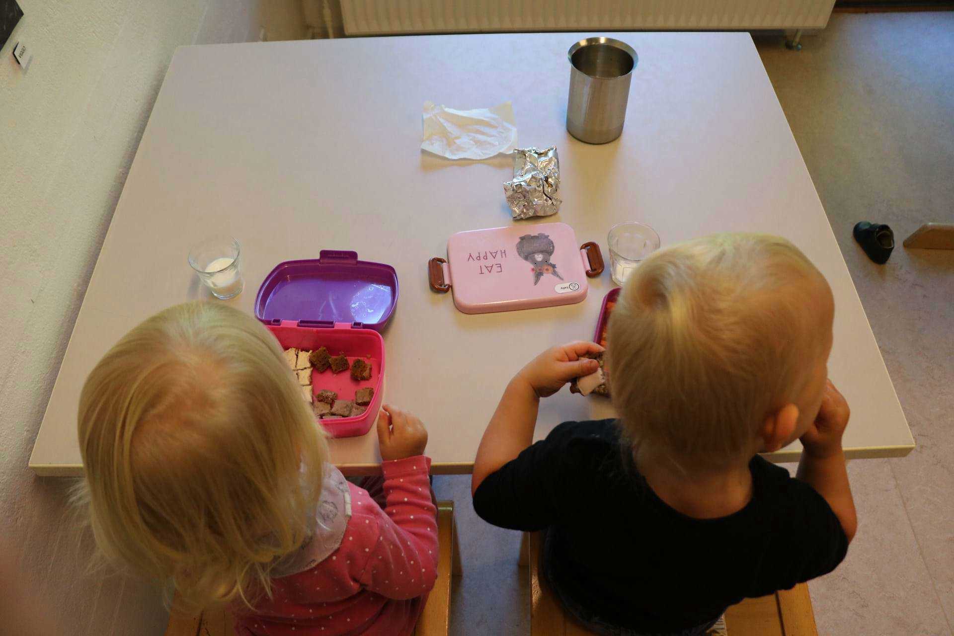 Vuggestuebørn spiser frokost