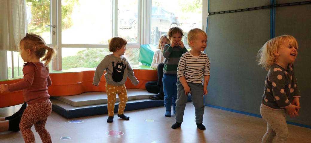 Børn danser i vuggestuen
