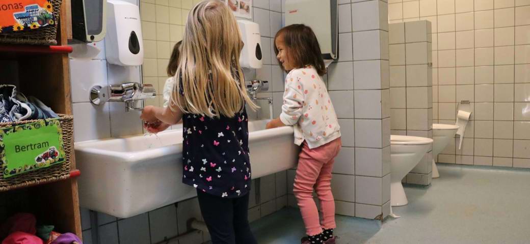 To piger vasker hænder