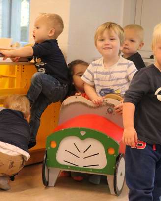 Vuggestuebørn leger omkring bil