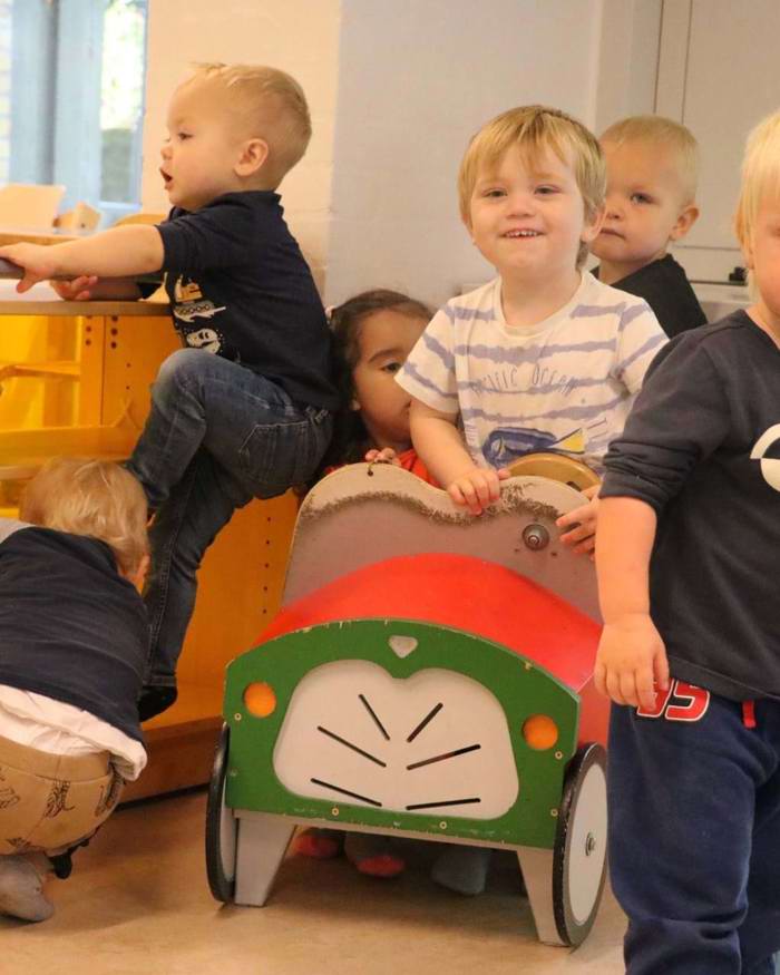 Vuggestuebørn leger omkring bil