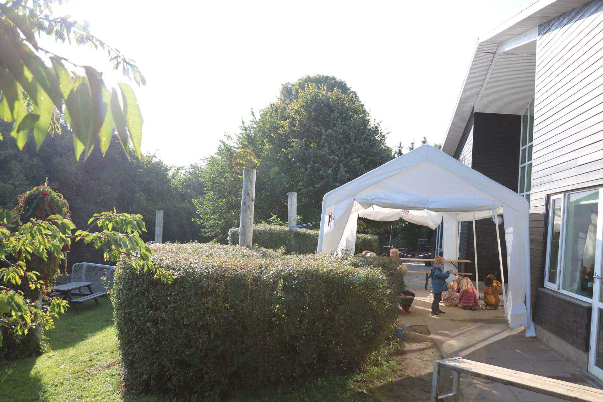 Legeplads med hvid pavillion