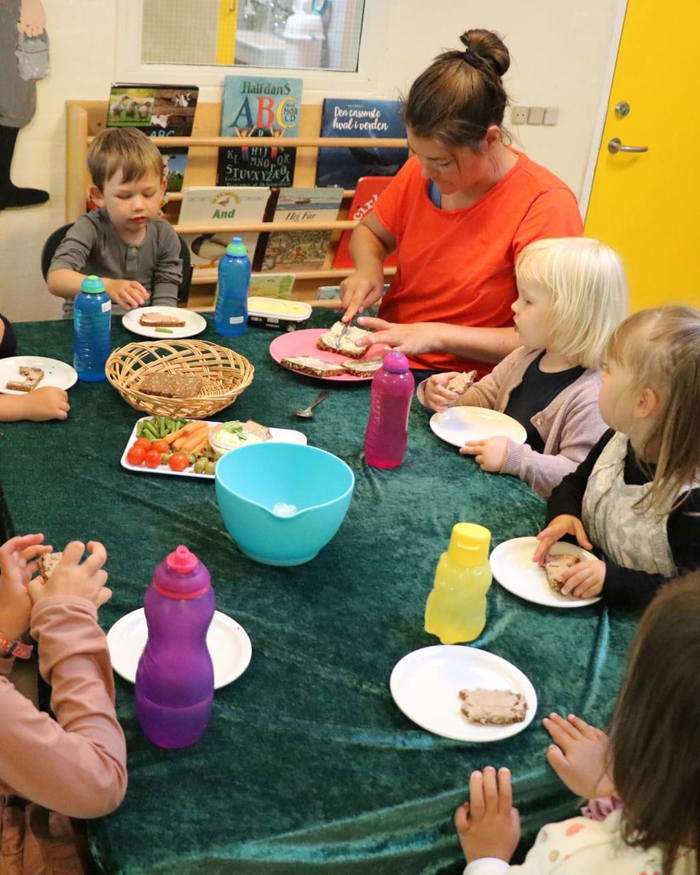 Børnehavebørn spiser frokost