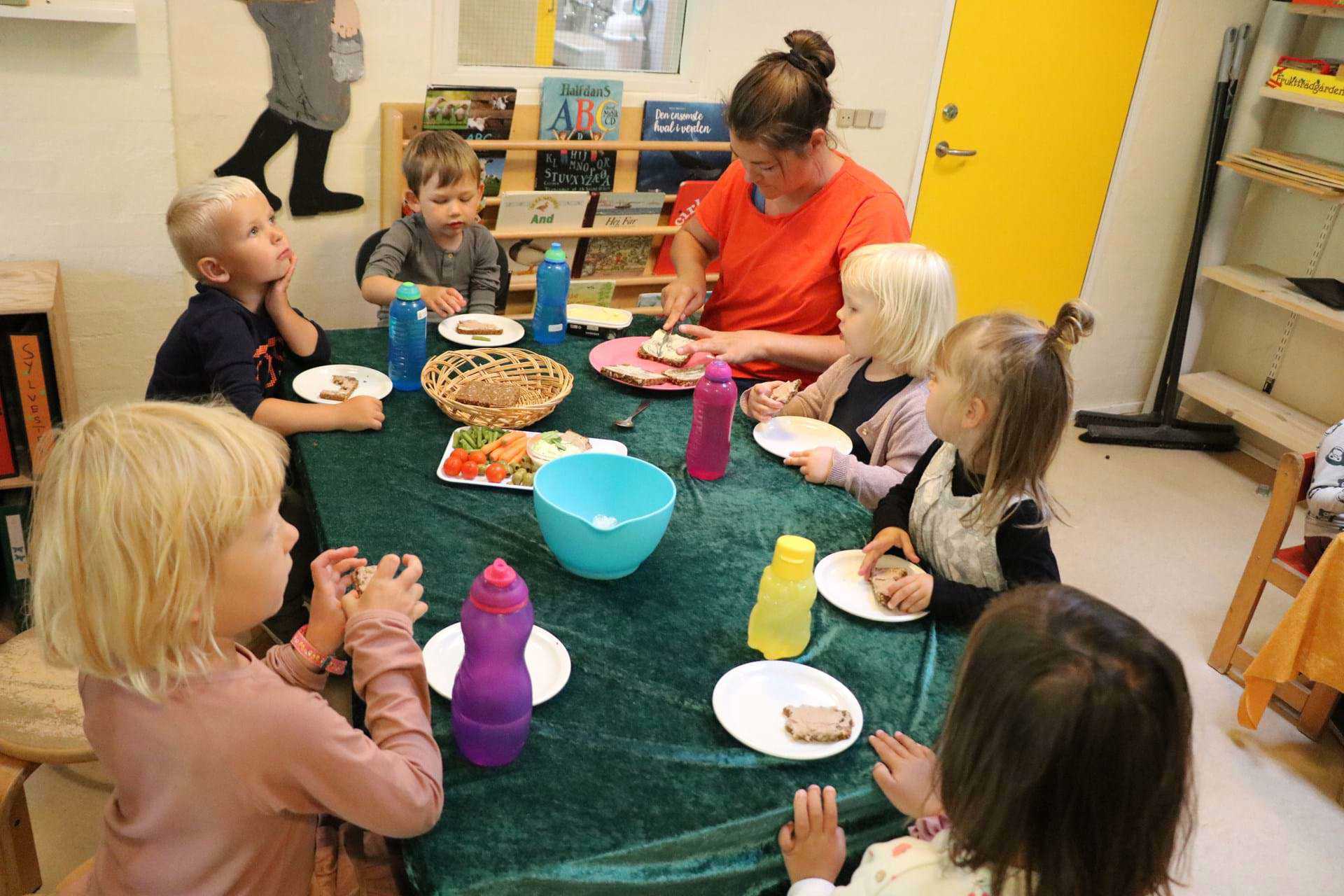 Børnehavebørn spiser frokost