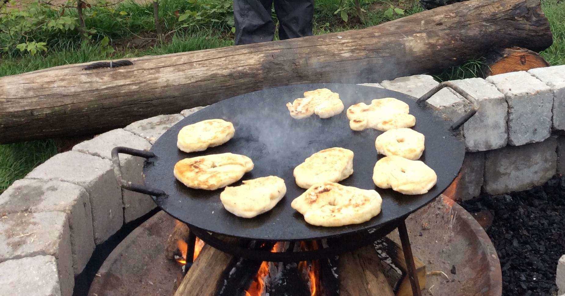 Fladbrød på pande over bål