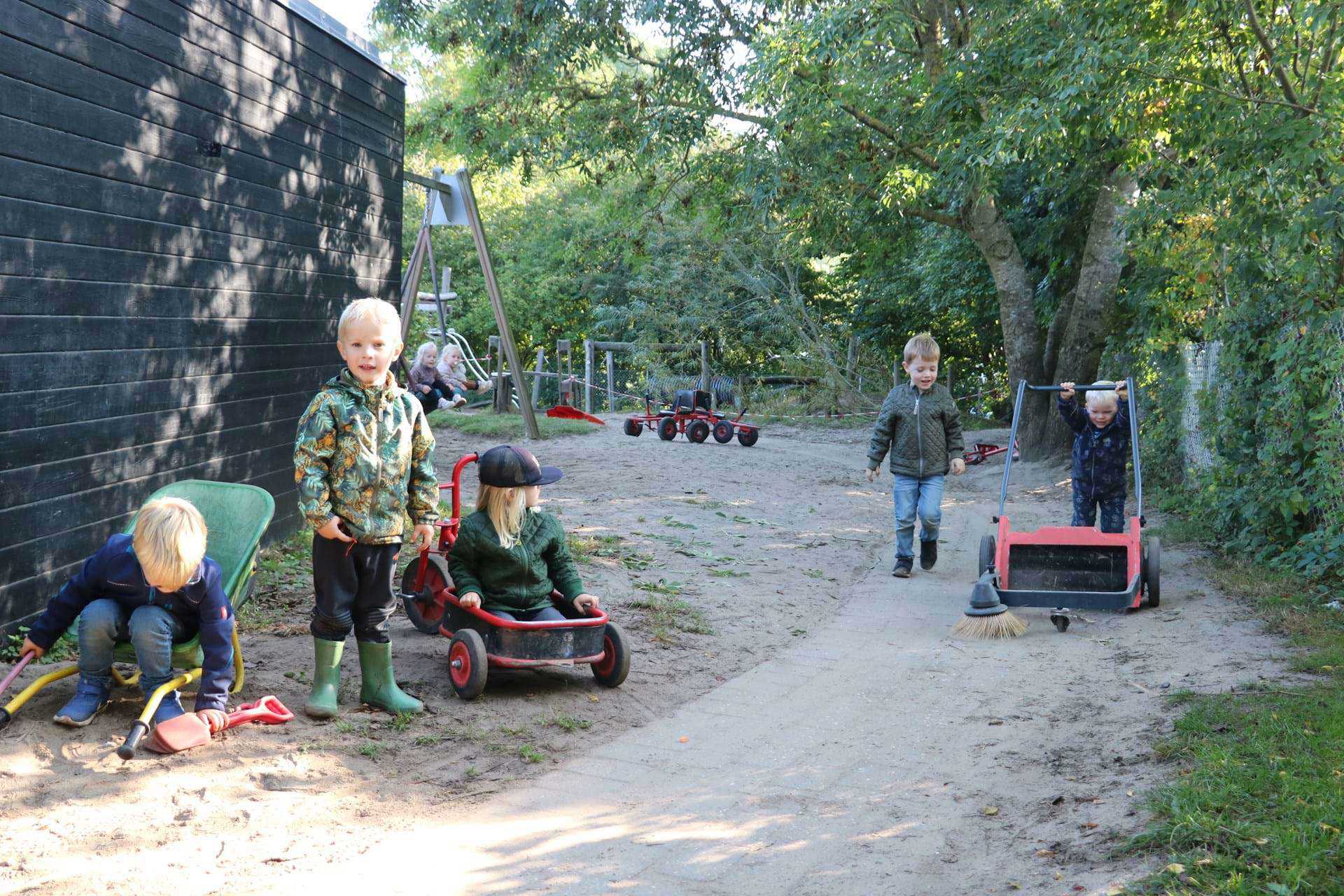 Drenge i leg med redskaber på legepladsen