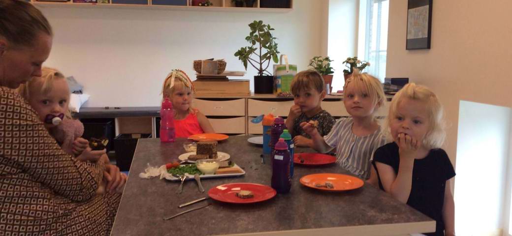 Børnehavebørn spiser frokost indenfor