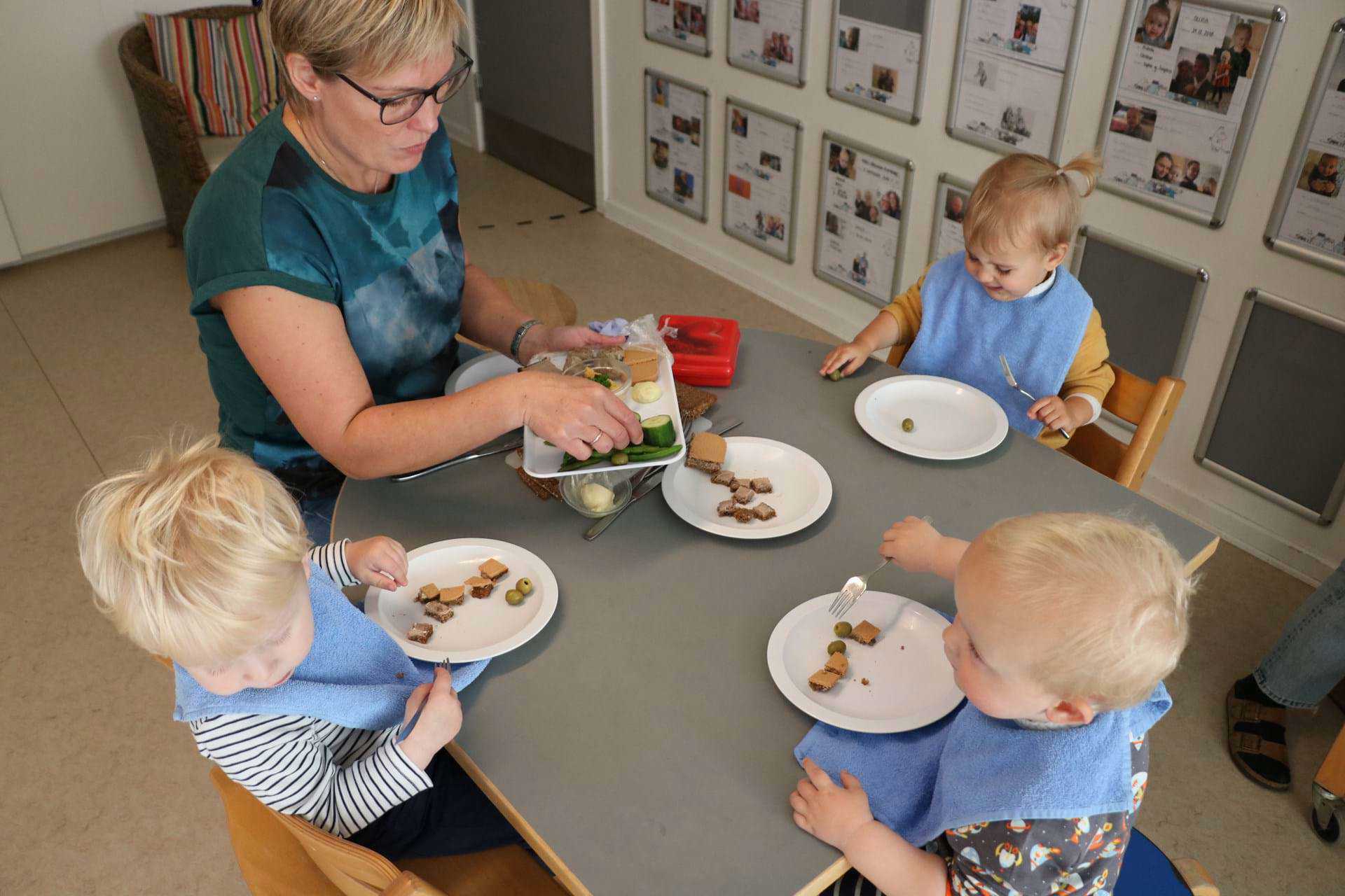 Vuggestuebørn spiser frokost