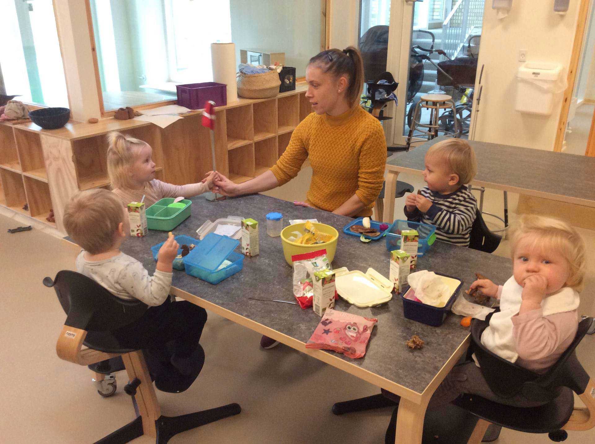 Vuggestuebørn spiser frokost indendørs